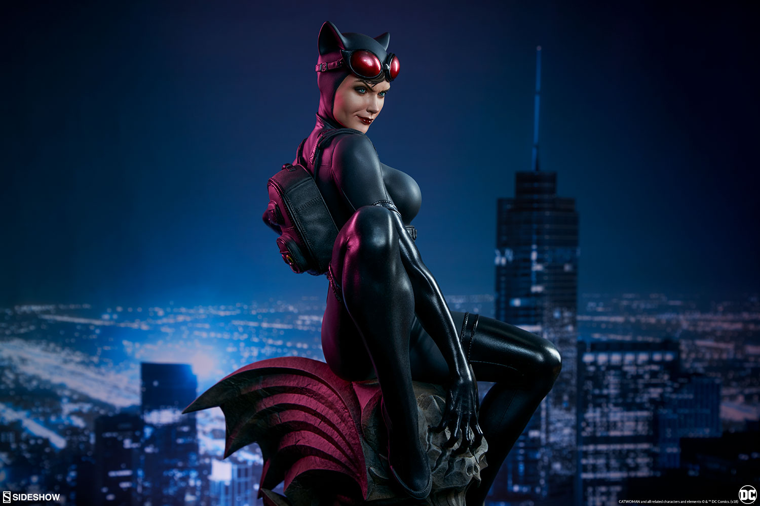 dc-comics-catwoman-premium-format-figure-sideshow-300678-02.jpg