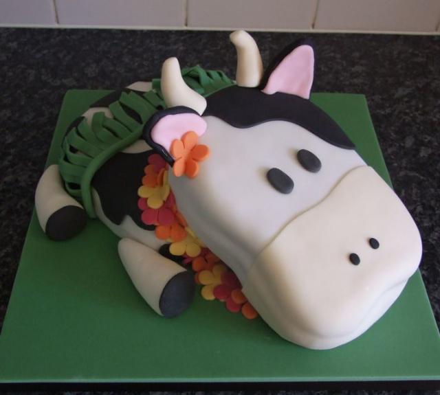 Milk+cow+cake+with+Hawaiian+wreath.JPG
