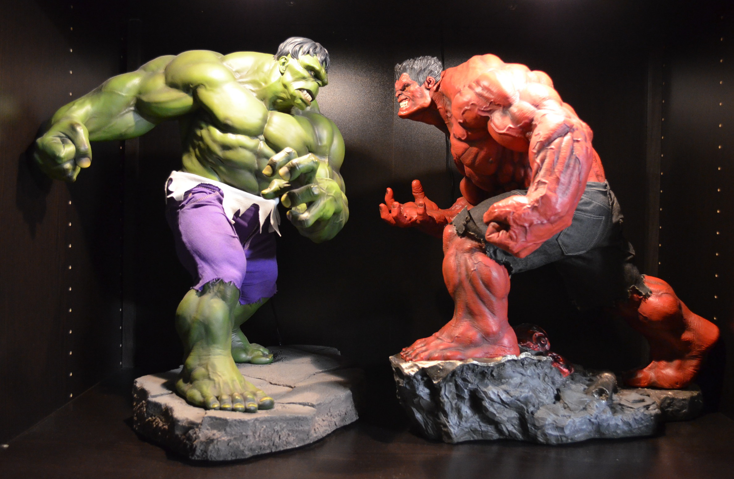 Sideshow-Red-Hulk-Premium-Format-Statue-vs.-Green-Hulk-e1421819011555.jpg