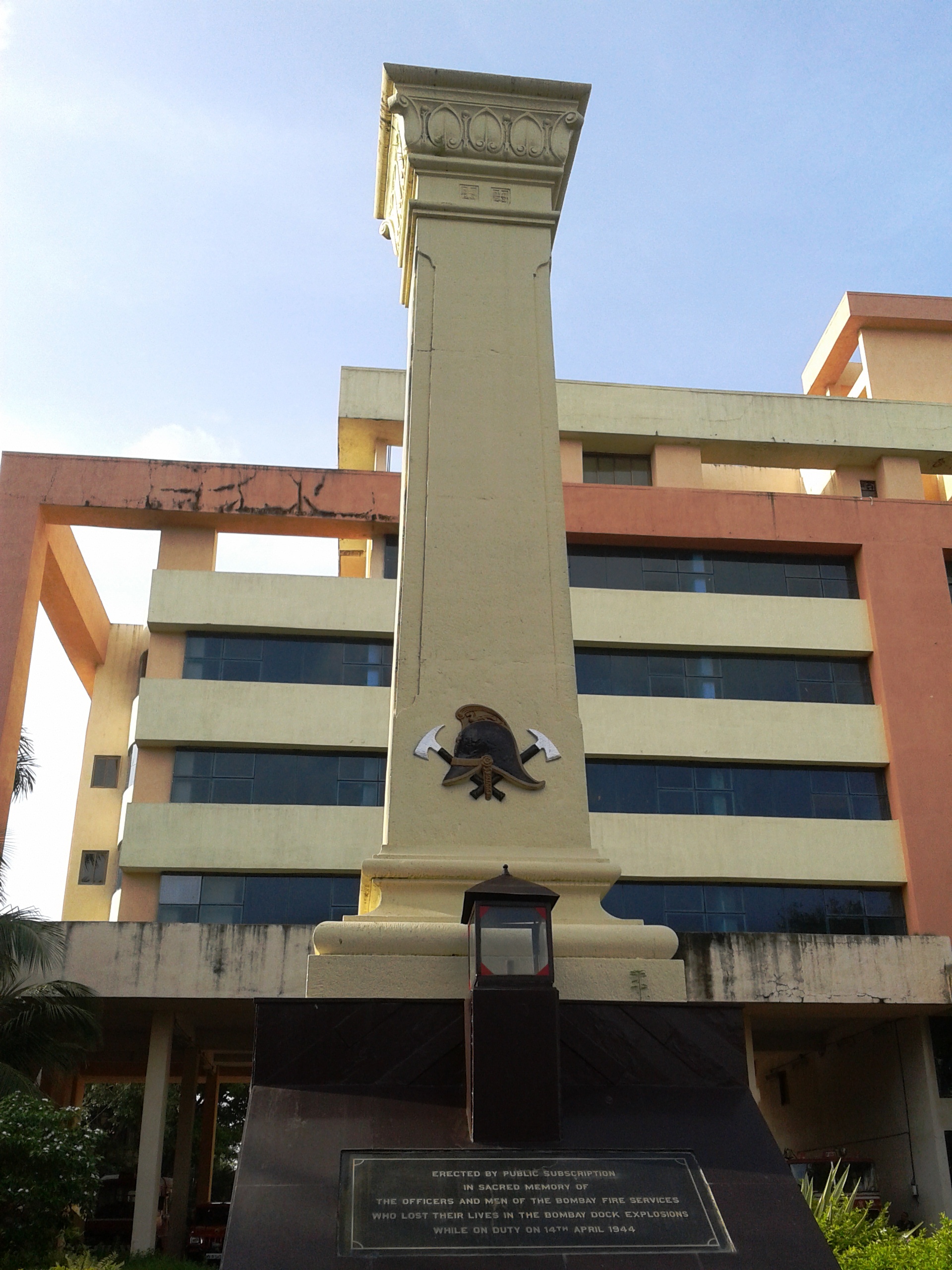 Mumbai_Firefighters_Memorial.jpg