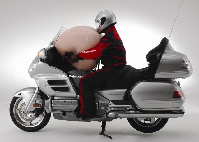 honda_gold_wing_airbag_1.jpg