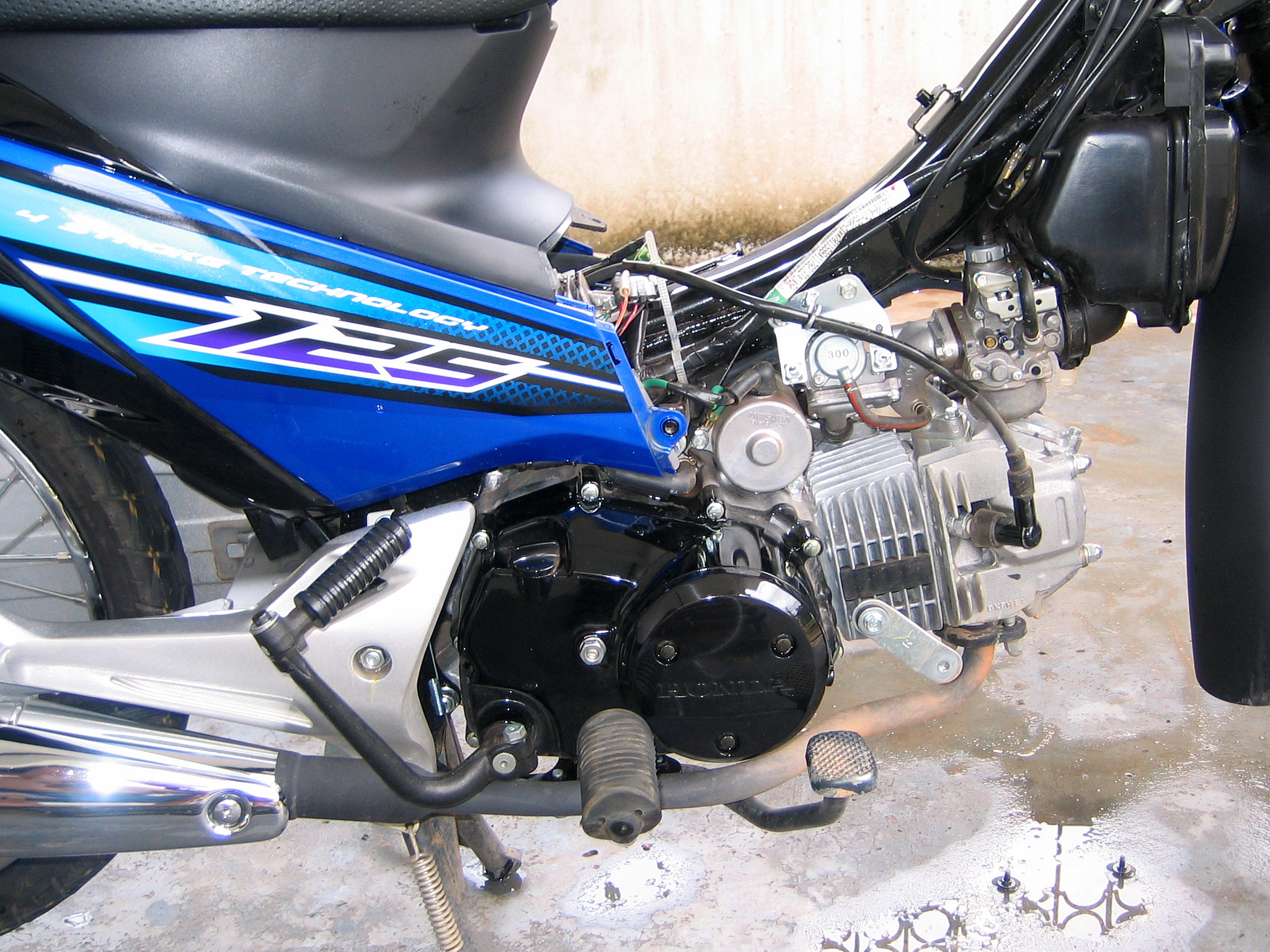 Honda_Wave_125_S_2007_Engine.jpg