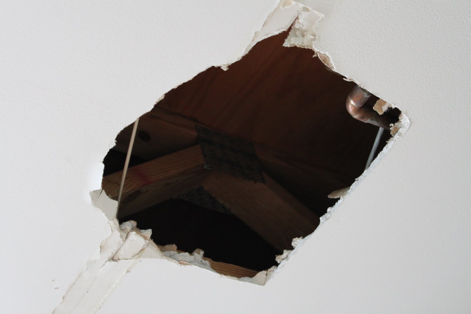 hole+in+the+ceiling+002.JPG