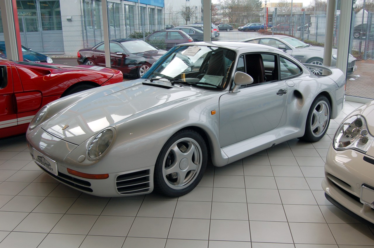 Porsche_959_silver_at_Auto_Salon_Singen.jpg