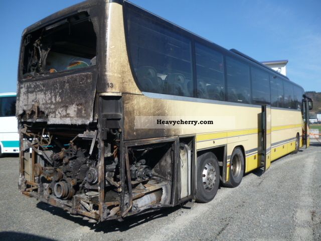 setra__s_417_gt_hd_s_416_fire_damage_2006_7_lgw.jpg