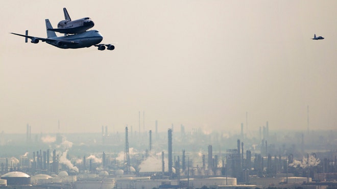 Space%20Shuttle-Last%20flyover%20Houston.jpg