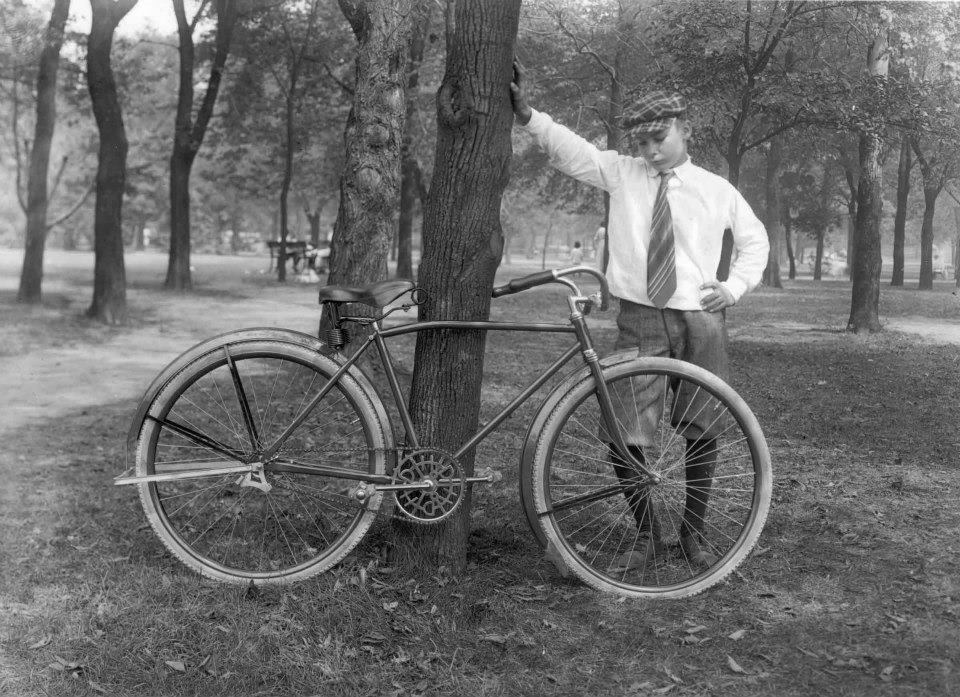 photo-1917-1922-Harley-Davidson-bicycle-with-boy.jpg