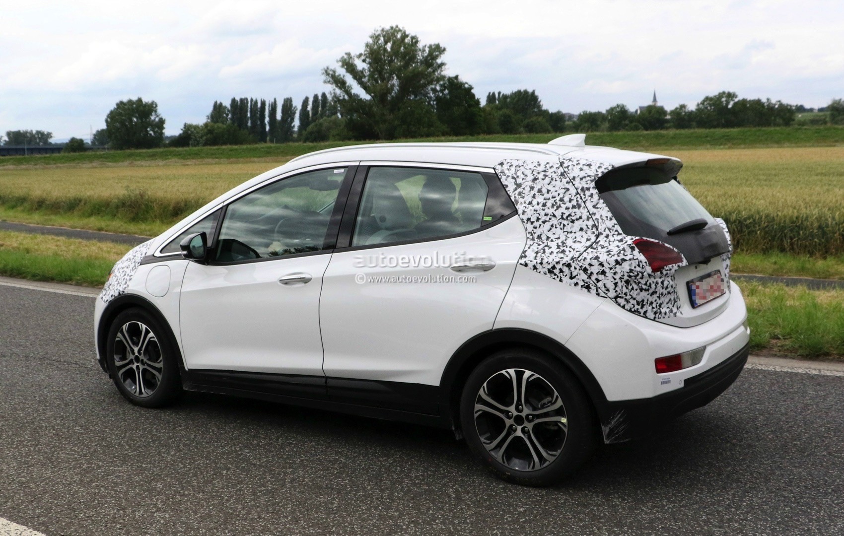 2017-opel-ampera-e-spied-in-germany-looks-almost-ready-for-production_6.jpg