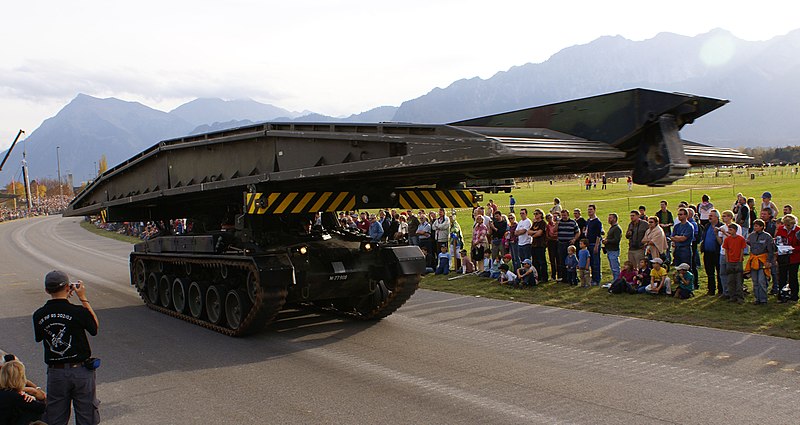 800px-Br%C3%BC_Pz_68-88_-_Schweizer_Armee_-_Steel_Parade_2006.jpg