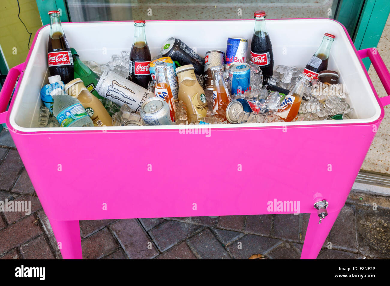 florida-delray-beach-cold-drinks-sale-chest-ice-bottles-cans-coca-E8NE2P.jpg