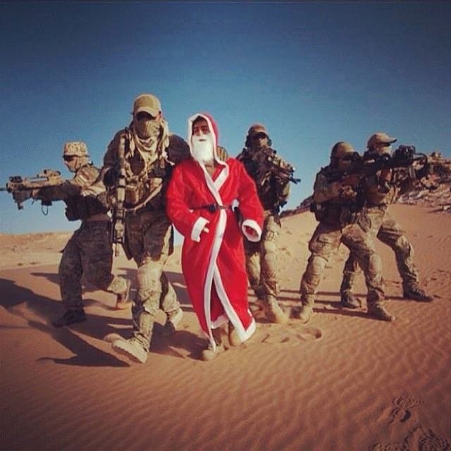 Santa+is+down+in+the+news+soldiers+help+santa+after_0fb259_4941585.jpg