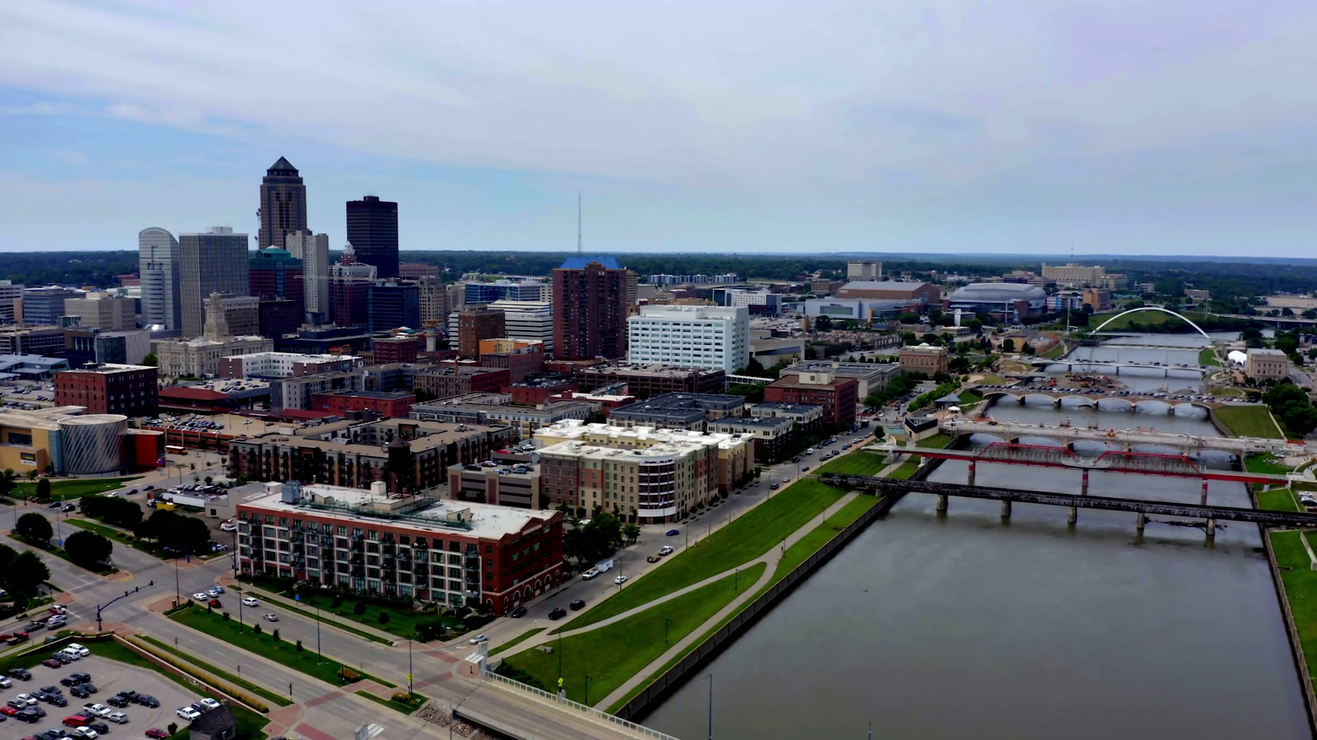 videoblocks-des-moines-iowa-city-skyline-skyscrapers-aerial-drone_rszzgmejus_thumbnail-1080_01.png