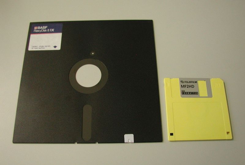 800px-Floppy_disk_8inch_vs_3.5inch-1.jpg