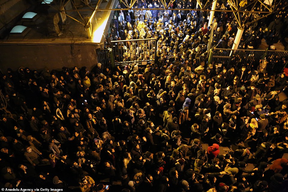 23274618-7876363-Protesters_outside_Amirkabir_University_in_Tehran_demanded_the_A-a-15_1578782051855.jpg