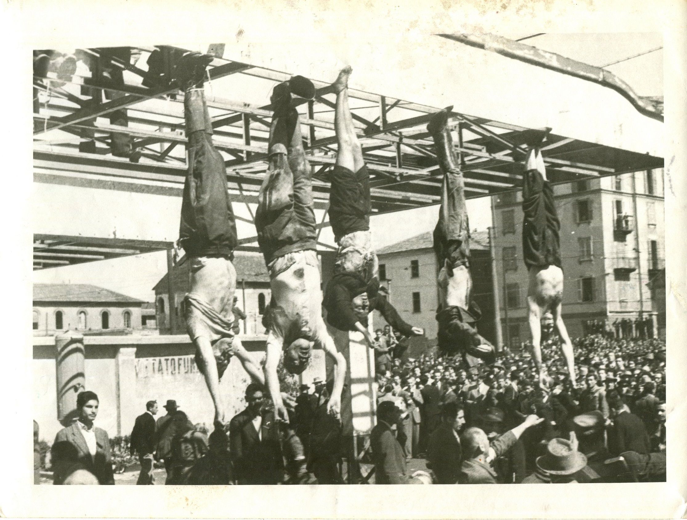 Mussolini_e_Petacci_a_Piazzale_Loreto%2C_1945.jpg