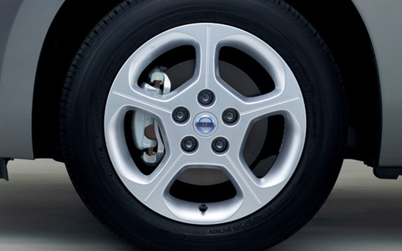 Revised-Nissan-Leaf-Japanese-Spec-16-inch-alloy1.jpg