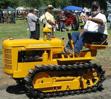 Farmall_AC_crawler_IMG_1136_small.JPG