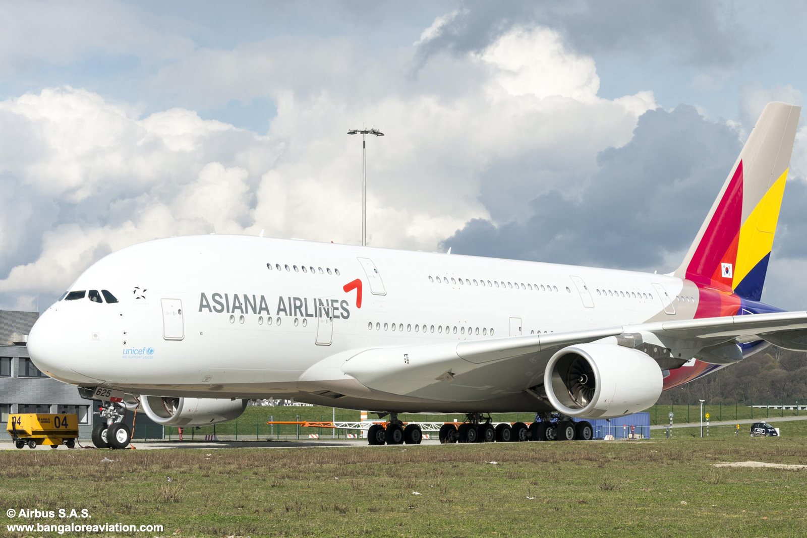 Asiana_A380_HL7625_3.jpg