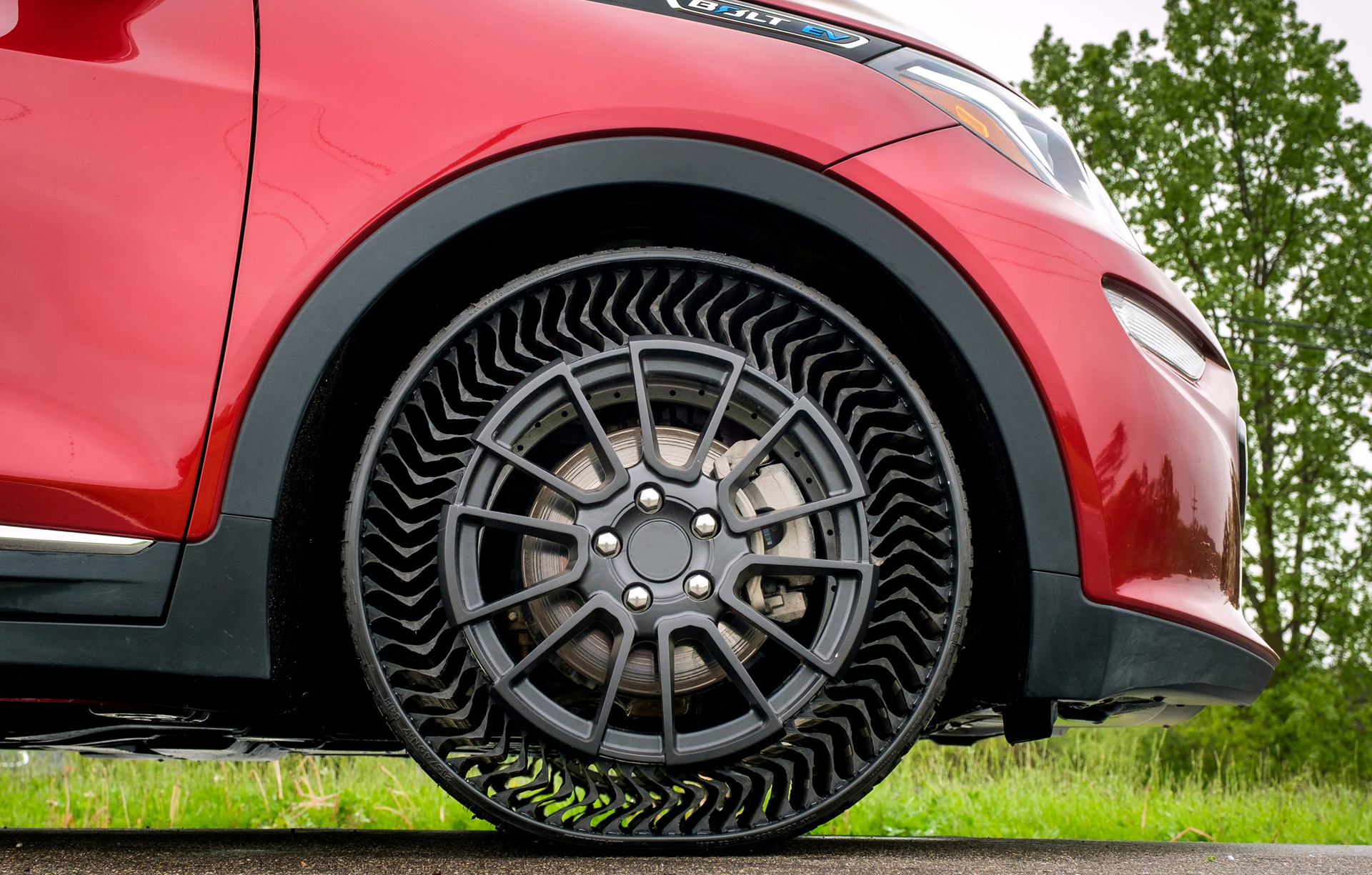 chevrolet-bolt-ev-fitted-with-prototype-airless-tires-from-michelin_100702941_h.jpg
