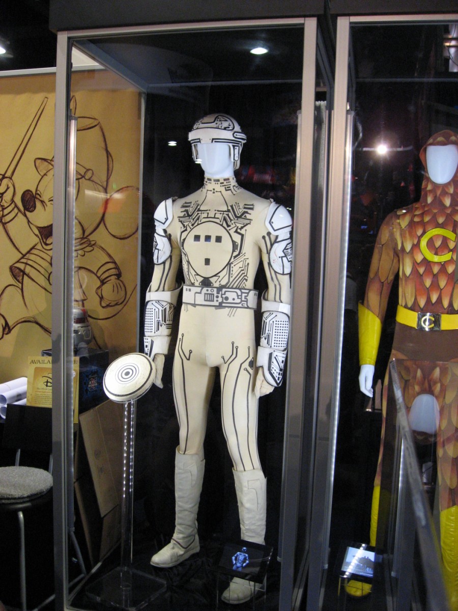 San-Diego-Comic-Con-Original-Disney-TRON-Costume-01-x1200.JPG