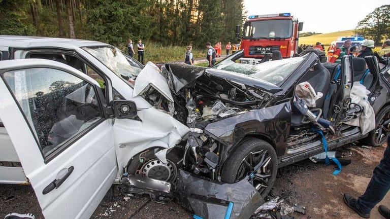 Völlig zerstörte Fahrzeuge: Im Vito starb ein Mann.