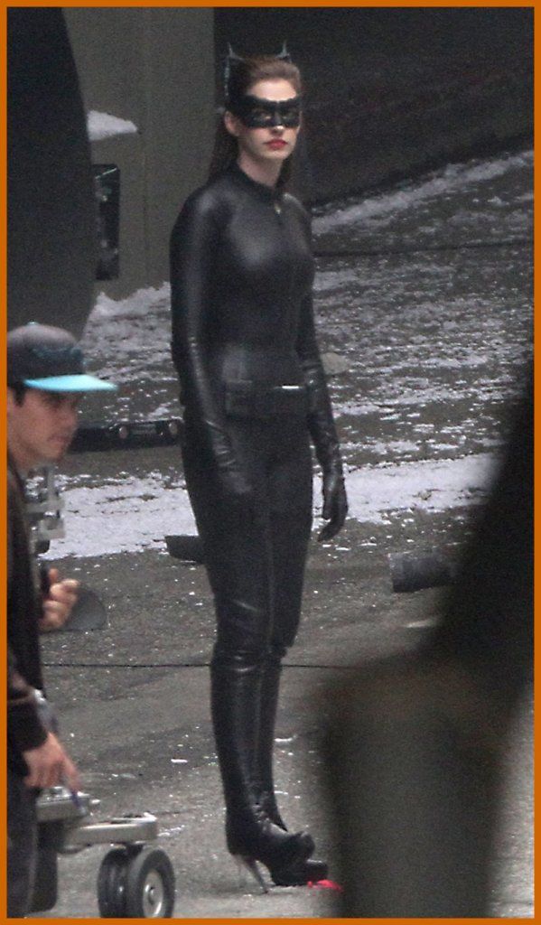 anne-hathaway-catwoman-costume-dark-knight-rises-set04_4e80943be6e10.jpg