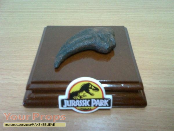 Dinossaur-tooth-replica.jpg