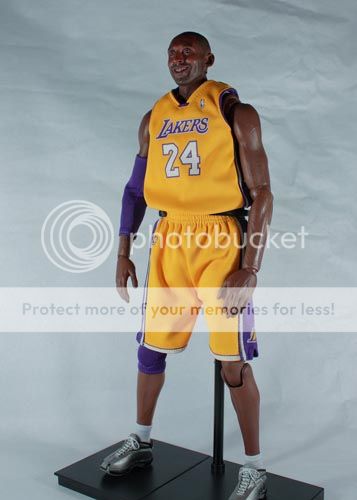 Kobe_Bryant-Enterbay-No24_Lakers-Gold-10_zps951c6e5b.jpg