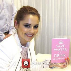 cheryl-cole-meets-fans-signs-autographs-and_5799877.jpg