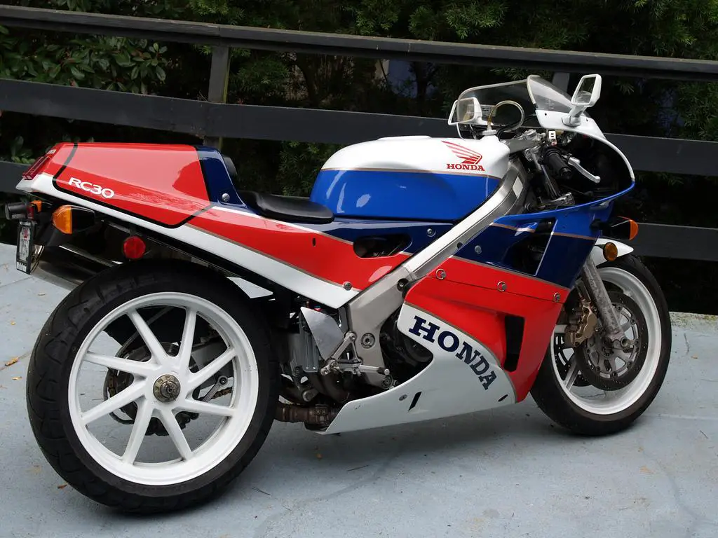 Honda-RC-30-right-side-rear-view.jpg