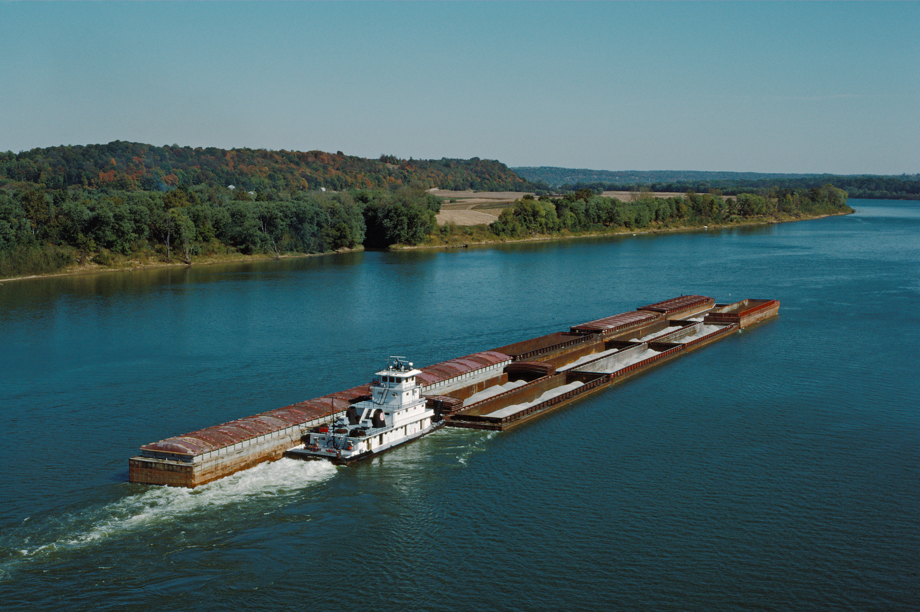 Towboat_Dakota_Storm_upbound_at_Matthew_E._Welsh_Bridge_near_Mauckport_Indiana_USA_Ohio_River_mile_648_1987_file_87j094.jpg