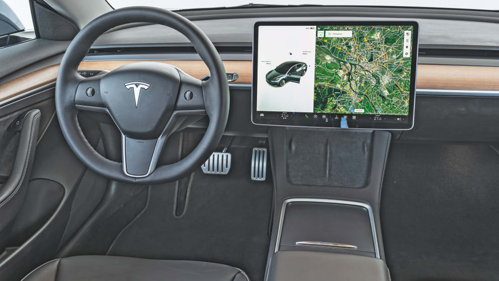 Tesla setzt eindeutig auf Touchscreen. Am linken Lenkrad-Hebel wird der Blinker betätigt, rechts erfolgt die Fahrstufenwahl. Der Warnblink-Schalter versteckt sich am Dachhimmel. Tesla-Boss Elon Musk soll angeblich Knöpfe hassen…