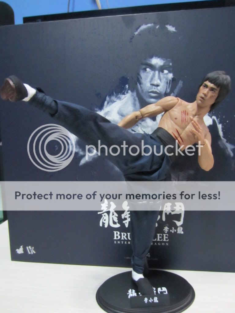 HotToysDX04-EntertheDragonBruceLee04.jpg