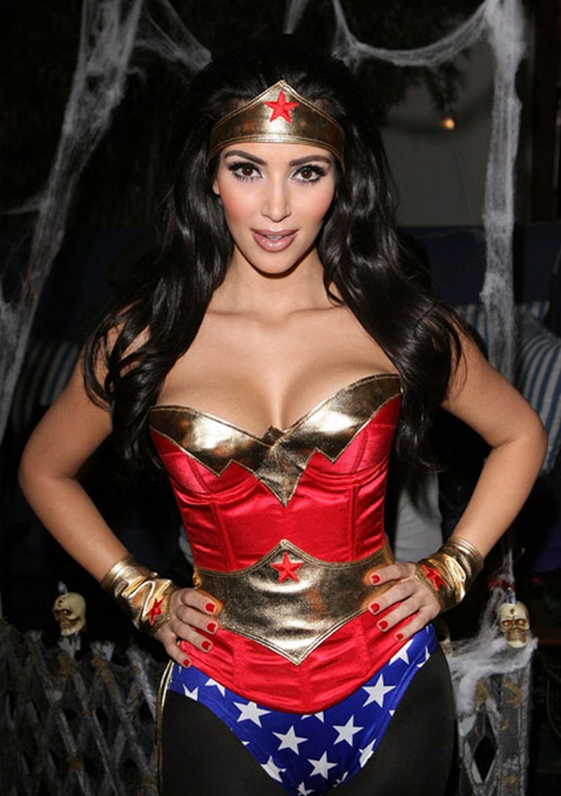 kim_kardashian_wonder_woman_20091019_1623640006.jpg