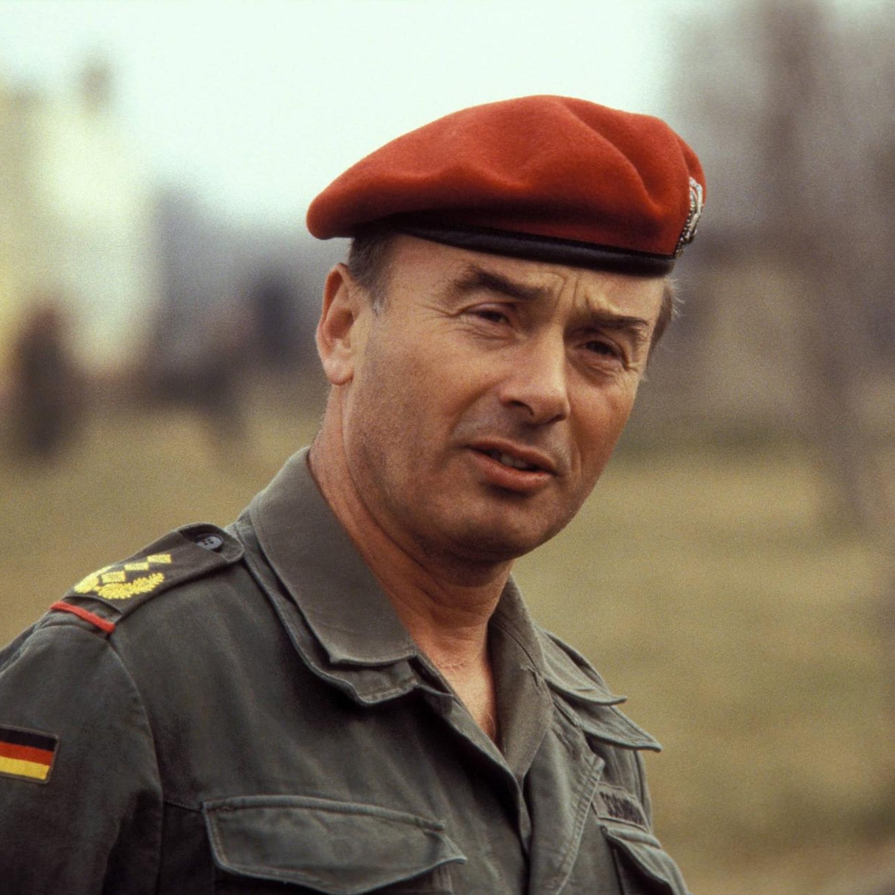 april-1991-general-joerg-schoenbohm-hier-als-befehlshaber-des-bundeswehrkommandos-ost-in-strausberg.jpg