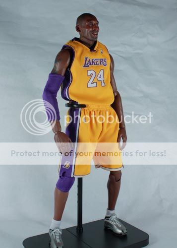 Kobe_Bryant-Enterbay-No24_Lakers-Gold-04_zps09c9e80f.jpg