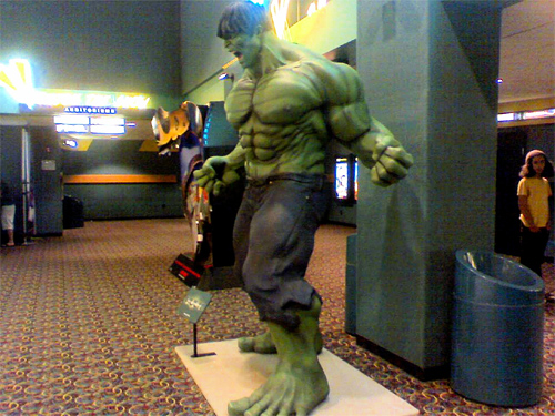 hulk-theater-statue-02.jpg
