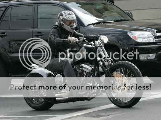 Brad-Pitt-Motorcycle-07.jpg