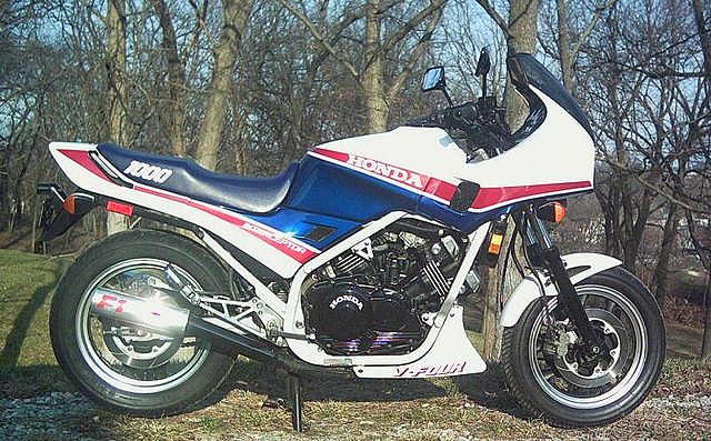 640px-1984-Honda-Interceptor-VF1000F-Blue-580-0.jpg