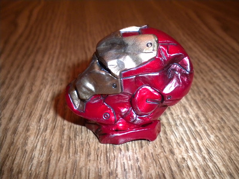 Hot+Toys+Iron+Man+Crushed+Helmet+037.JPG