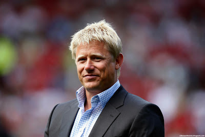 Peter_Schmeichel_Legendary_Danish_Goalkeeper_Manchester_United_Hd_Desktop_Wallpaper_citiesandteams.blogspot.com.jpg