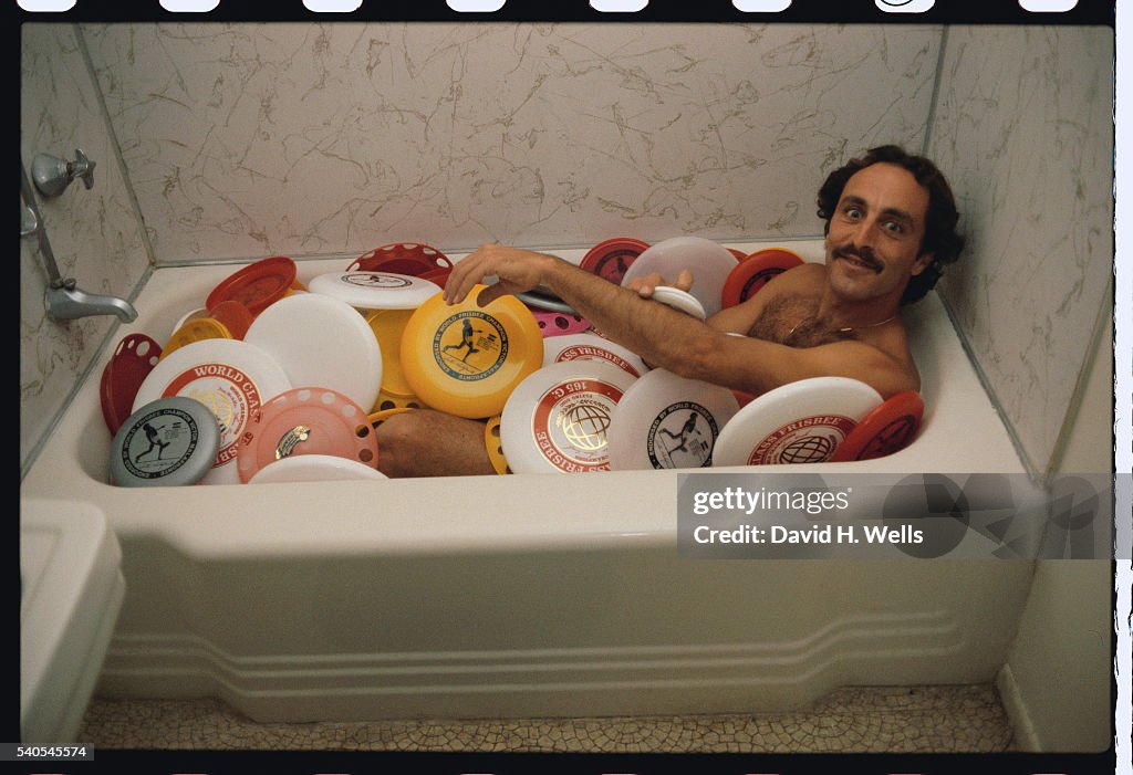 world-frisbee-champion-in-the-bathtub-of-frisbees-picture-id540545574