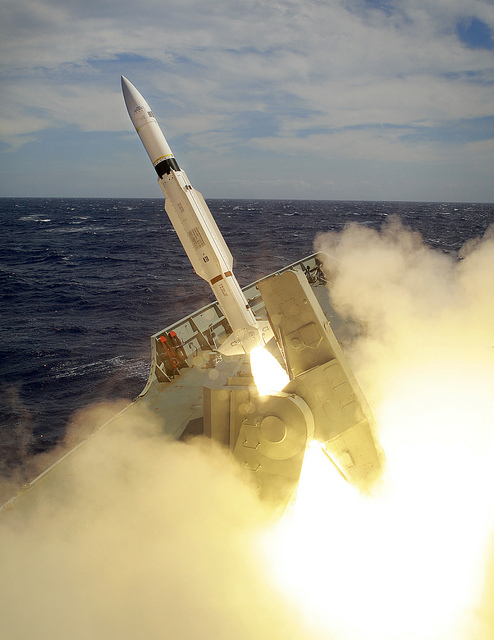US_Navy_110620-O-ZZ999-002_A_Standard_Missile_%28SM_2%29_is_fired_from_HMAS_Sydney_%28FFG_3%29_during_a_live-fire_exercise_near_the_Pacific_Missile_Range_o.jpg