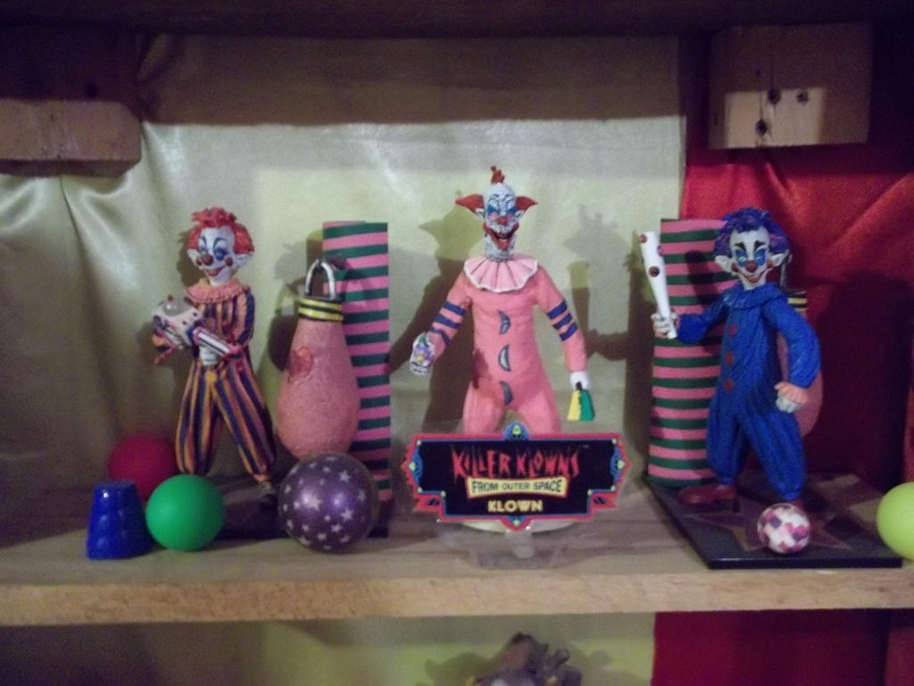 killer_klowns_figures_and_mode_by_blade_of_the_moon-d3dc1wn.jpg