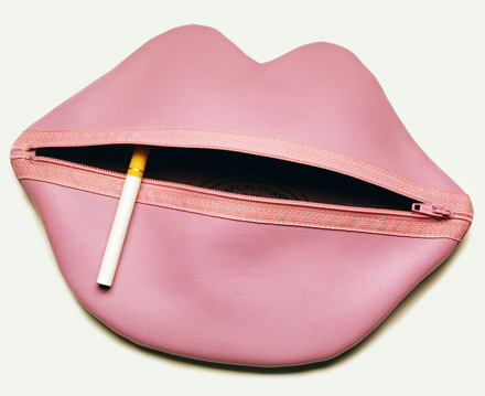 pink_lip_shaped_purse.jpg