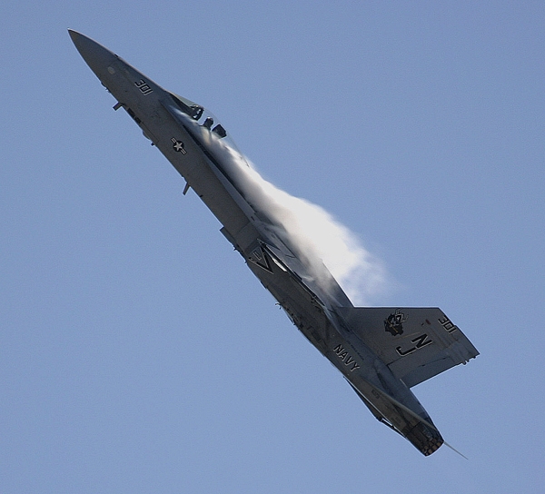 Airshowfan-dot-com--by-Bernardo-Malfitano--Image-of-Hornet-at-PCAM-Airshow.jpg