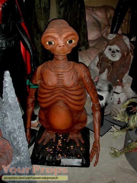 E-T-the-Extra-Terrestrial-Lifesize-limited-E-T-Statue-1.jpg