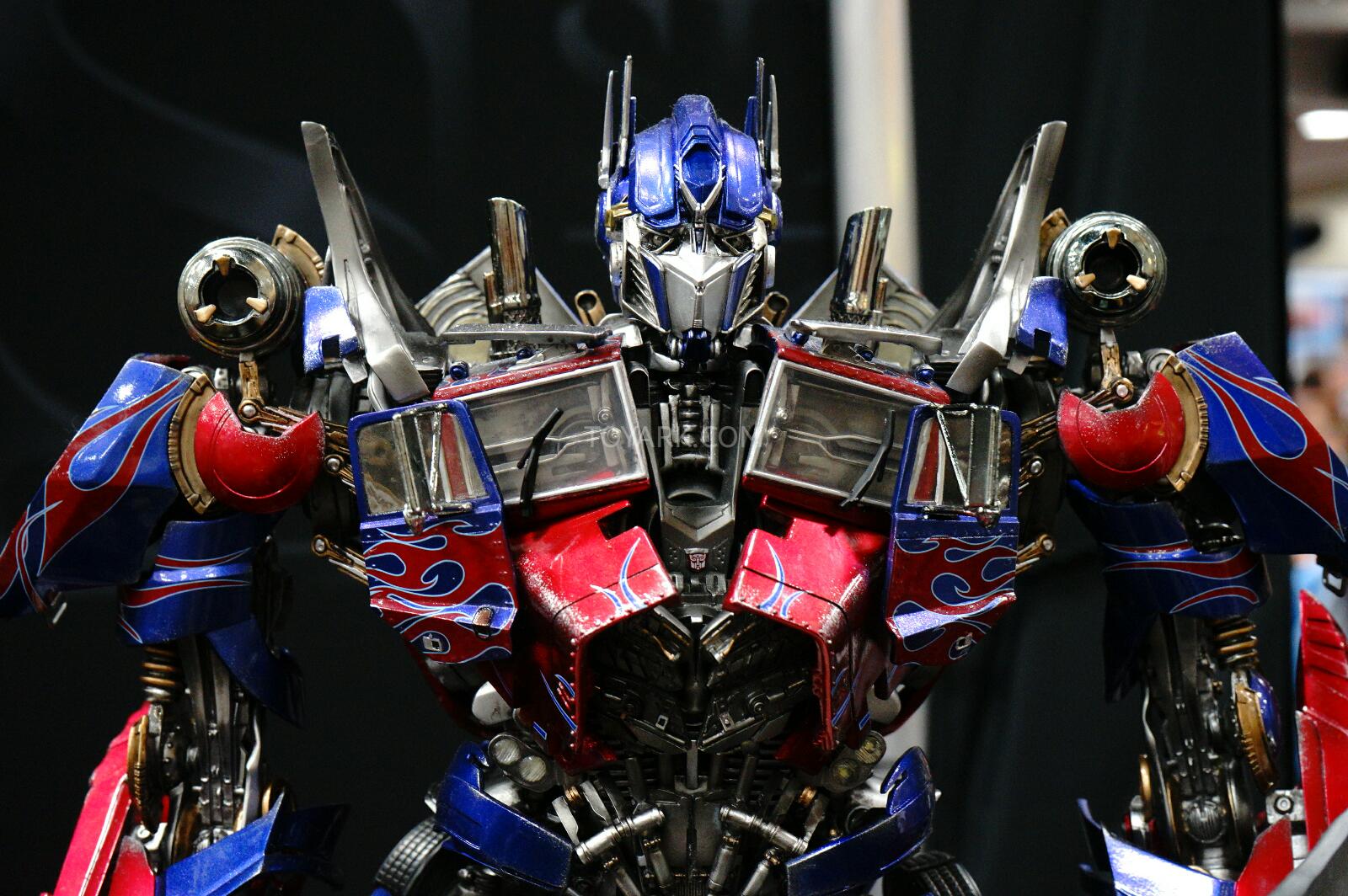 SDCC-2014-Sideshow-Transformers-Optimus-Prime-007_1406489570.jpg