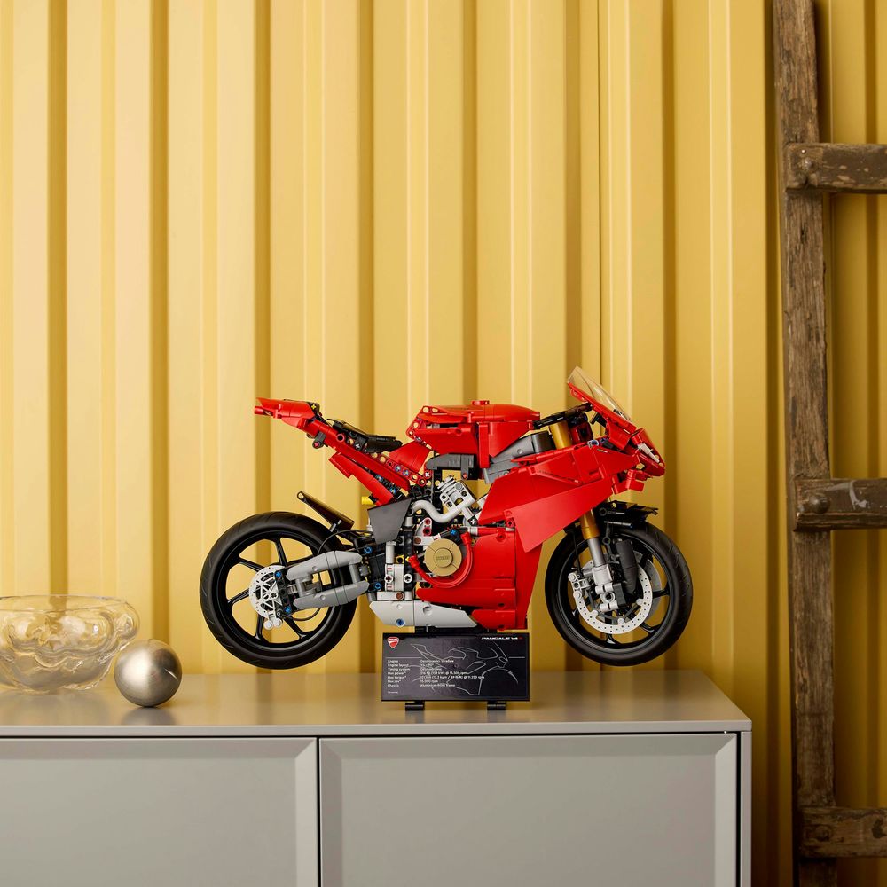 42202-Ducati-Panigale-V4-S-Lifestyle.jpg