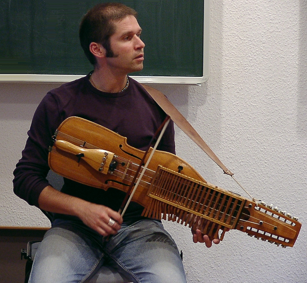 Didier_Fran%C3%A7ois_teaching_his_special_nyckelharpa-technique.jpg